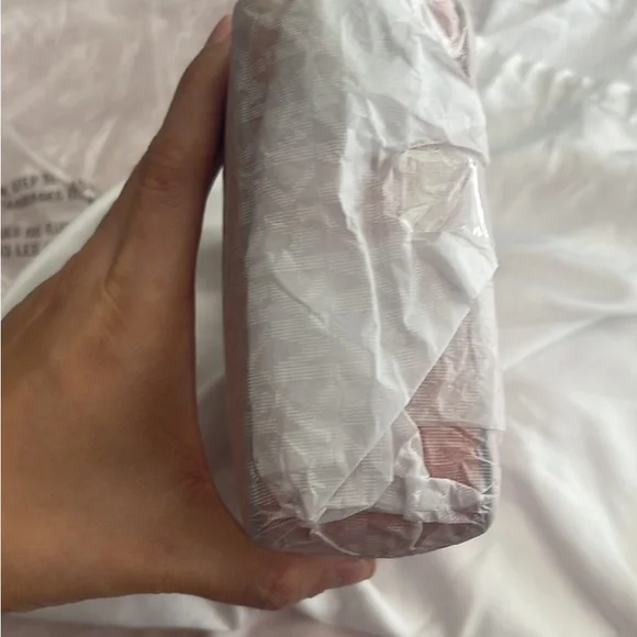 New Michael Kors small bag. I have even open the wrapping papers. - Picture 2 of 8